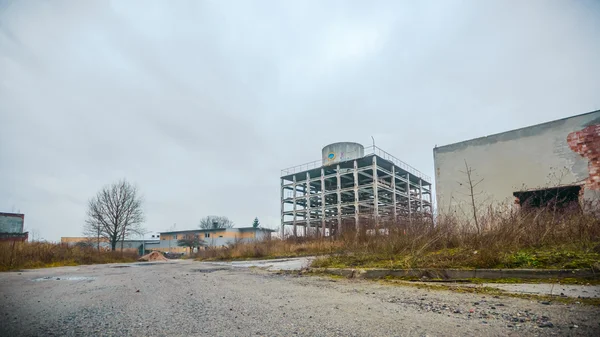 Ruinas de una fábrica industrial muy contaminada —  Fotos de Stock