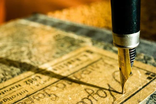 Fountain golden pen and paper background — Stock Photo, Image