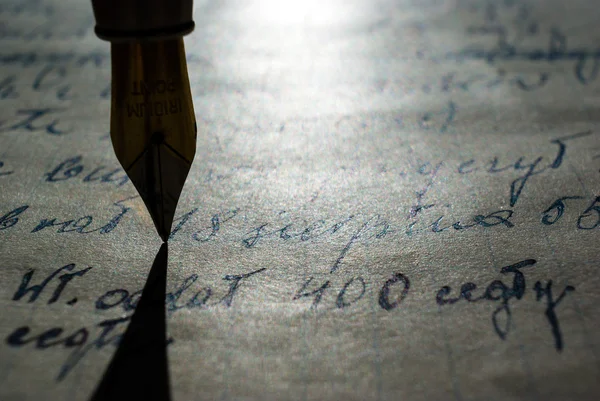 Stilografica penna dorata e sfondo di carta — Foto Stock