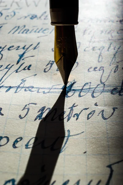 Stilografica penna dorata e sfondo di carta — Foto Stock