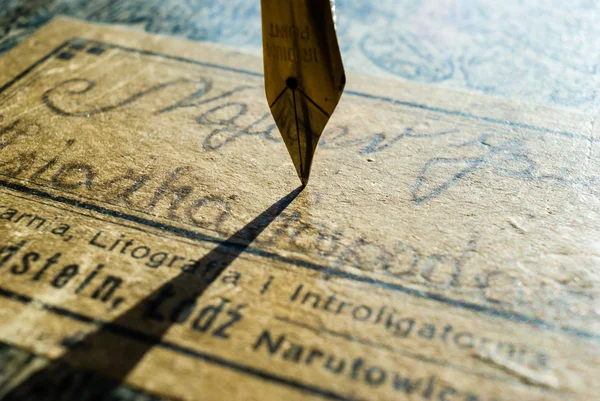 Caneta dourada da fonte e fundo de papel — Fotografia de Stock