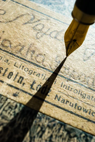 Füller goldener Stift und Papier Hintergrund — Stockfoto