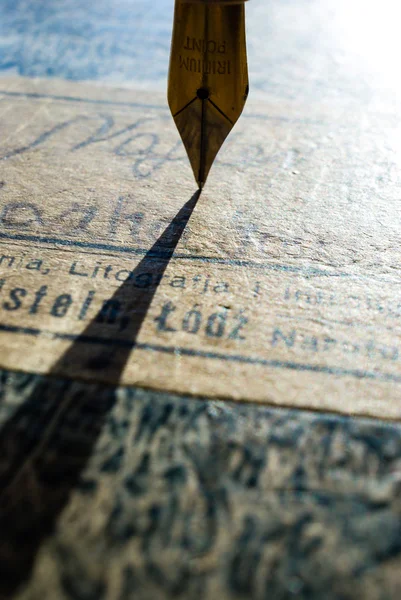 Caneta dourada da fonte e fundo de papel — Fotografia de Stock