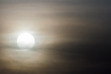 Bulutların arkasındaki güneş