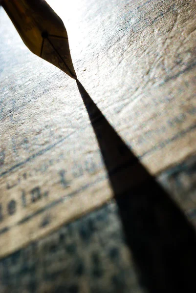 Szökőkút arany toll és papír háttér — Stock Fotó