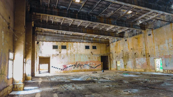 Duvar eski terk edilmiş fabrika binası — Stok fotoğraf