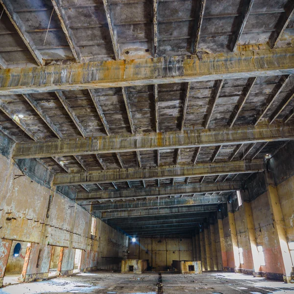 Oude muur van verlaten fabrieksgebouw — Stockfoto