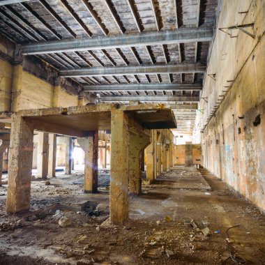 Çok kirlenmiş bir sanayi fabrikasının kalıntıları.