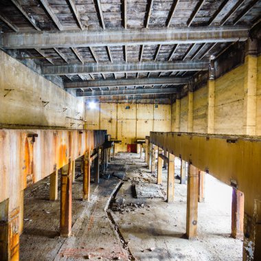 Çok kirlenmiş bir sanayi fabrikasının kalıntıları.