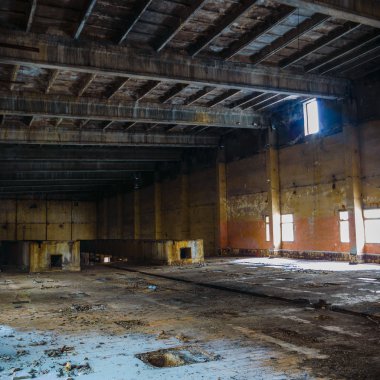 Çok kirlenmiş bir sanayi fabrikasının kalıntıları.