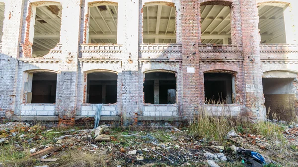 Rovine di una fabbrica industriale molto inquinata — Foto Stock