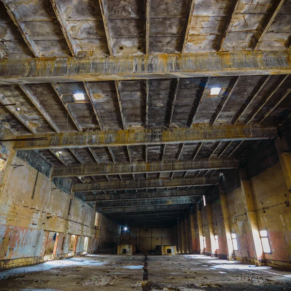 Rovine di una fabbrica industriale molto inquinata — Foto Stock