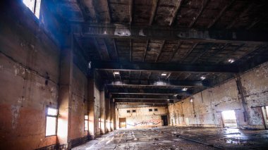 Çok kirlenmiş bir sanayi fabrikasının kalıntıları.