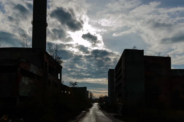심하게 오염 된 공업 공장의 폐허 — 스톡 사진
