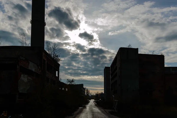 Ruïnes van een zeer sterk vervuilde industriële fabriek — Stockfoto