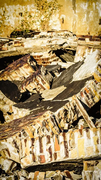 Ruinas de una fábrica industrial muy contaminada — Foto de Stock