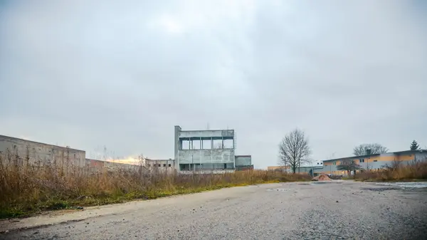 Rovine di una fabbrica industriale molto inquinata — Foto Stock