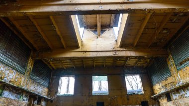 Terk edilmiş fabrika binası içinde eski duvar