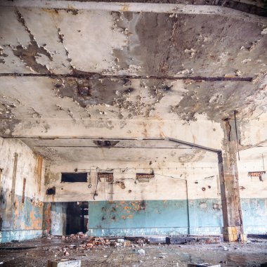 Terk edilmiş fabrika binası içinde eski duvar