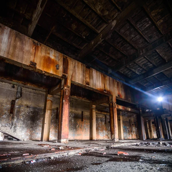 Alte Mauer in verlassener Fabrikhalle — Stockfoto
