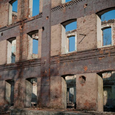 Çok kirlenmiş endüstriyel bir fabrikanın kalıntıları, sanayi serisi.