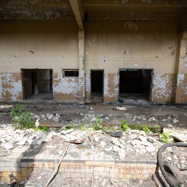 Çok kirlenmiş endüstriyel bir fabrikanın kalıntıları, sanayi serisi.