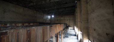 Çok kirlenmiş endüstriyel bir fabrikanın kalıntıları, sanayi serisi.