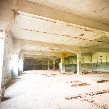 Çok kirlenmiş endüstriyel bir fabrikanın kalıntıları, sanayi serisi.