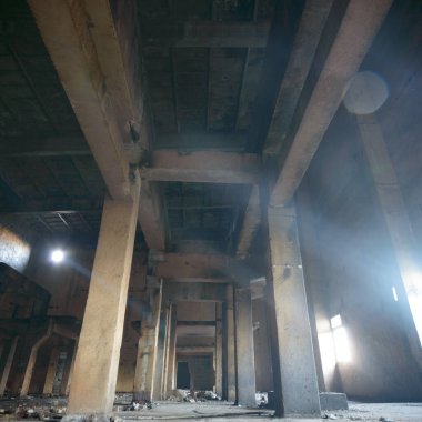 Çok kirlenmiş endüstriyel bir fabrikanın kalıntıları, sanayi serisi.