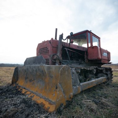 Çok kirlenmiş endüstriyel bir fabrikanın kalıntıları, sanayi serisi.