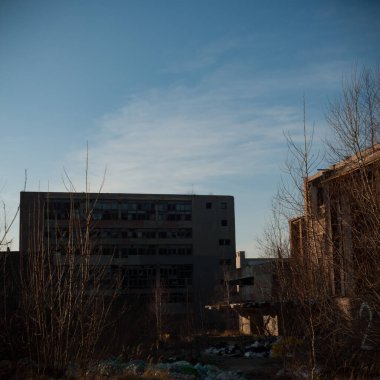 Çok kirlenmiş endüstriyel bir fabrikanın kalıntıları, sanayi serisi.