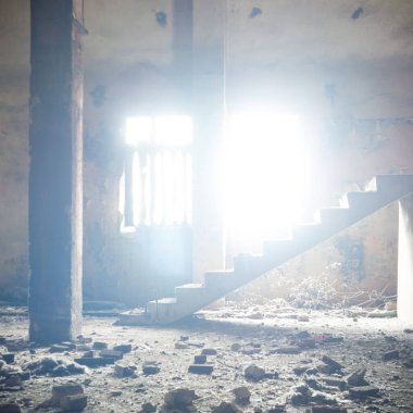 Çok kirlenmiş endüstriyel bir fabrikanın kalıntıları, sanayi serisi.