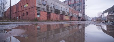 Çok kirlenmiş endüstriyel bir fabrikanın kalıntıları, sanayi serisi.