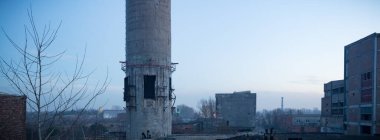 Çok kirlenmiş endüstriyel bir fabrikanın kalıntıları, sanayi serisi.