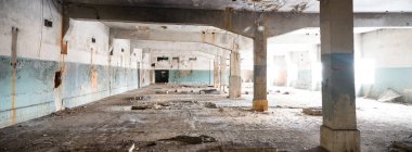 Çok kirlenmiş endüstriyel bir fabrikanın kalıntıları, sanayi serisi.