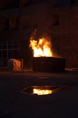 Çok kirlenmiş endüstriyel bir fabrikanın kalıntıları, sanayi serisi.