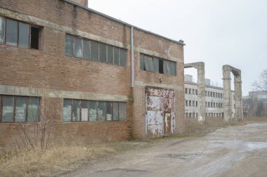 Terk edilmiş eski bir fabrika binasının geniş açılı görüntüsü