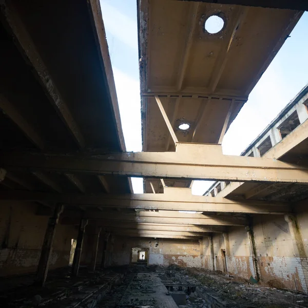 Çok kirlenmiş endüstriyel bir fabrikanın kalıntıları, sanayi serisi.