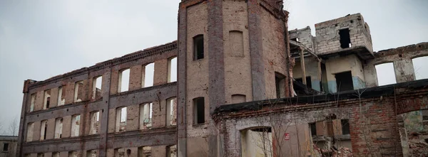 Çok kirlenmiş endüstriyel bir fabrikanın kalıntıları, sanayi serisi.