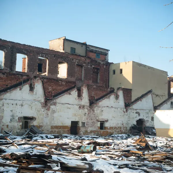 Çok kirlenmiş endüstriyel bir fabrikanın kalıntıları, sanayi serisi.