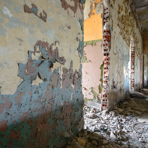 Terk edilmiş eski bir fabrika binasının geniş açılı görüntüsü