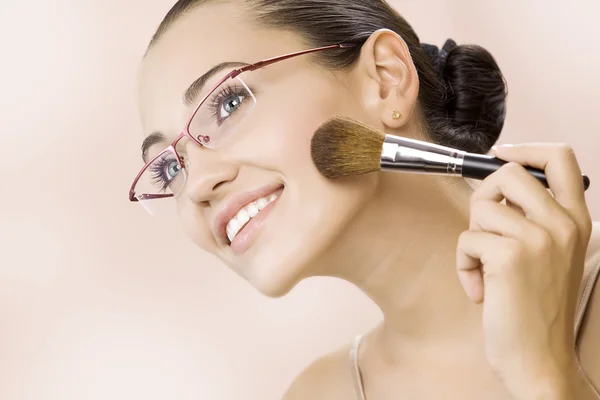 Makeupmakeuplíbání veselá dvojice s dárkem uvnitř — Stockfoto