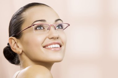 pembe arka güzel genç güzel kadın portresi