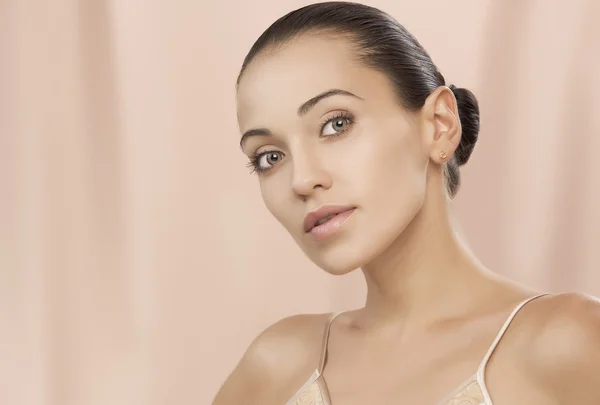 Retrato de una linda joven hermosa mujer en la espalda rosa —  Fotos de Stock