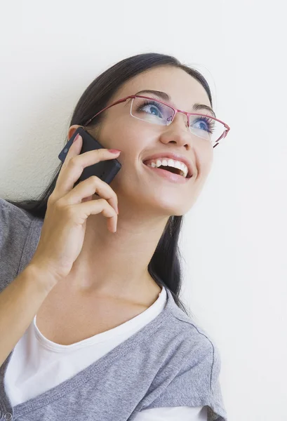 Portrait de jeune belle femme avec téléphone portable — Photo