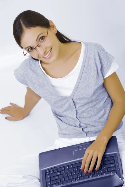 Retrato de una joven hermosa mujer con su portátil — Foto de Stock