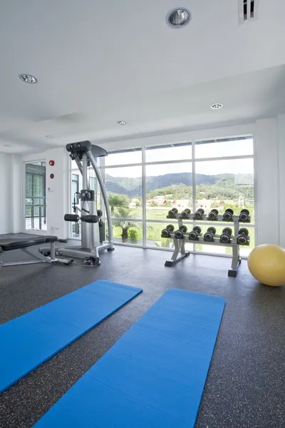 Panoramautsikt över modern inredning gym — Stockfoto