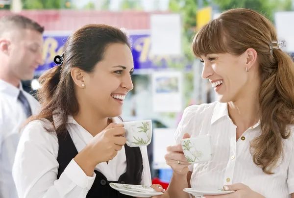 Retrato de mujeres guapas jóvenes tomando café en ambiente de oficina — Foto de Stock