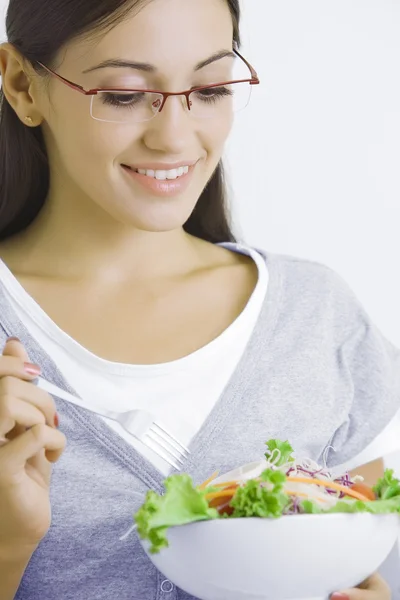 Retrato de joven hermosa morena con ensalada de verduras — Foto de Stock