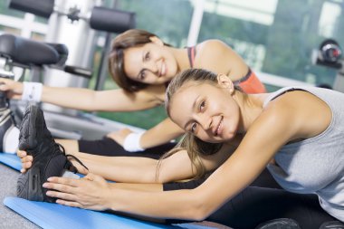 spor salonunda meşgul Başlarken genç güzel kadın portresi
